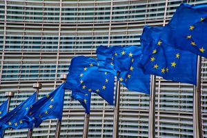 EU Sammelklage - Flaggen der EU vor der europäischen Kommission